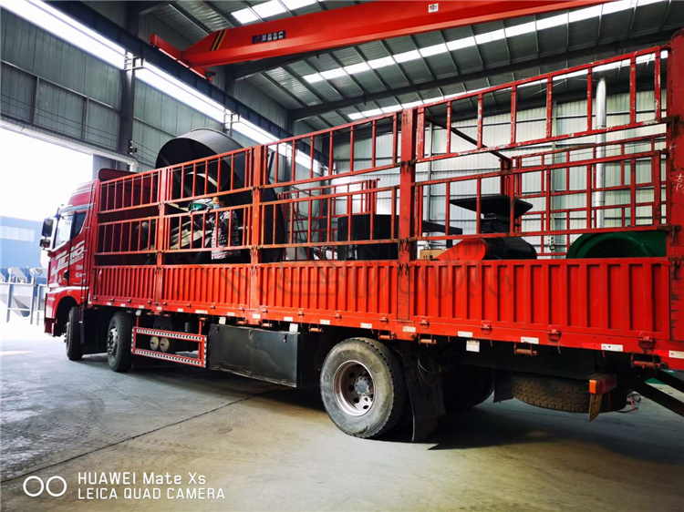 安徽5萬噸顆粒有機(jī)肥生產(chǎn)線最后一車發(fā)貨現(xiàn)場(chǎng)