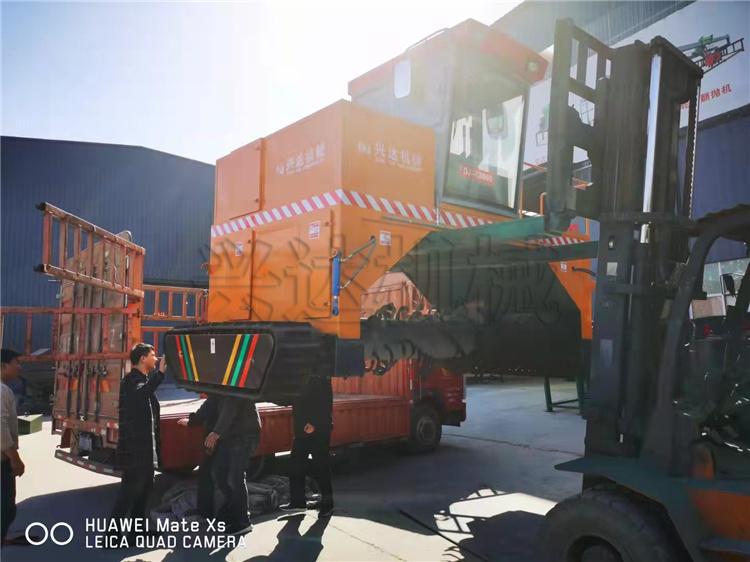 有機(jī)肥發(fā)酵翻堆設(shè)備3米履帶翻拋機(jī) 發(fā)貨現(xiàn)場