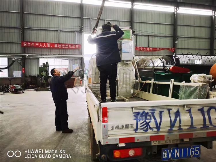 有機(jī)肥粉狀包裝機(jī)發(fā)貨