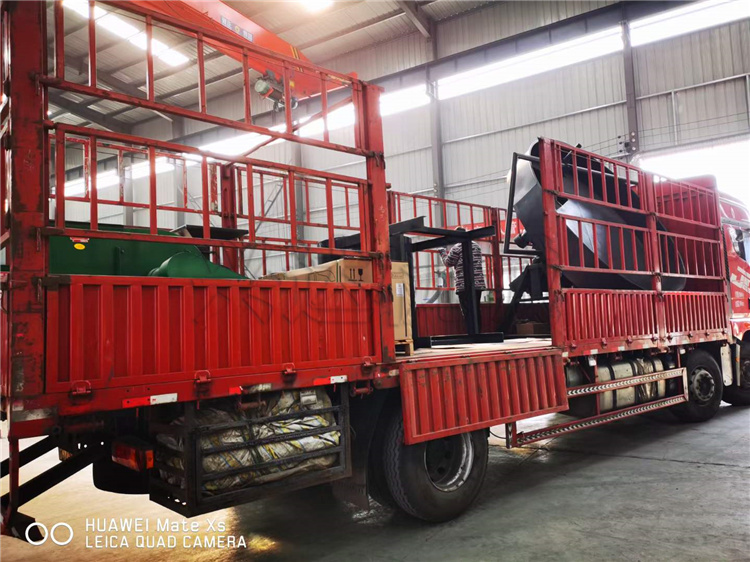 安徽5萬噸顆粒有機(jī)肥生產(chǎn)線最后一車發(fā)貨現(xiàn)場(chǎng)