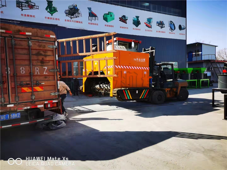 有機(jī)肥發(fā)酵翻堆設(shè)備3米履帶翻拋機(jī) 發(fā)貨現(xiàn)場