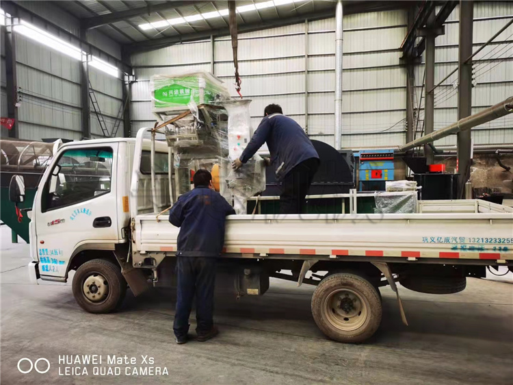 有機(jī)肥粉狀包裝機(jī)發(fā)貨