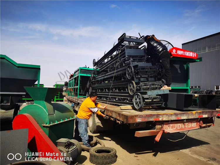 許昌鄢陵客戶年產(chǎn)1萬(wàn)噸免烘干有機(jī)肥擠壓顆粒生產(chǎn)線發(fā)貨現(xiàn)場(chǎng)