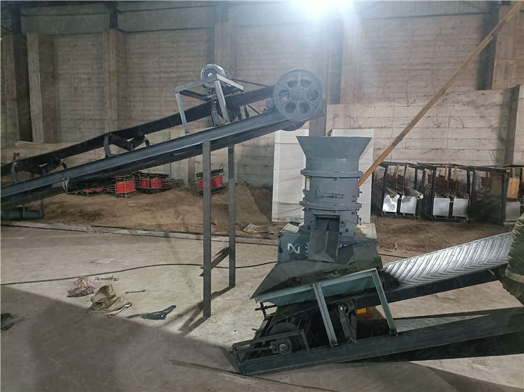 顆粒免烘干擠壓造粒機生產(chǎn)現(xiàn)場