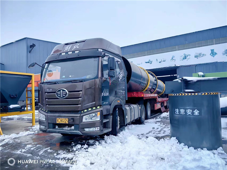 年產(chǎn)10萬(wàn)雞糞有機(jī)肥生產(chǎn)線發(fā)貨現(xiàn)場(chǎng)