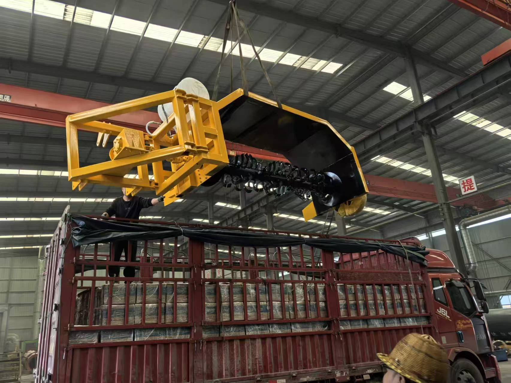 年產(chǎn)2萬鴨糞有機(jī)肥生產(chǎn)線發(fā)貨現(xiàn)場