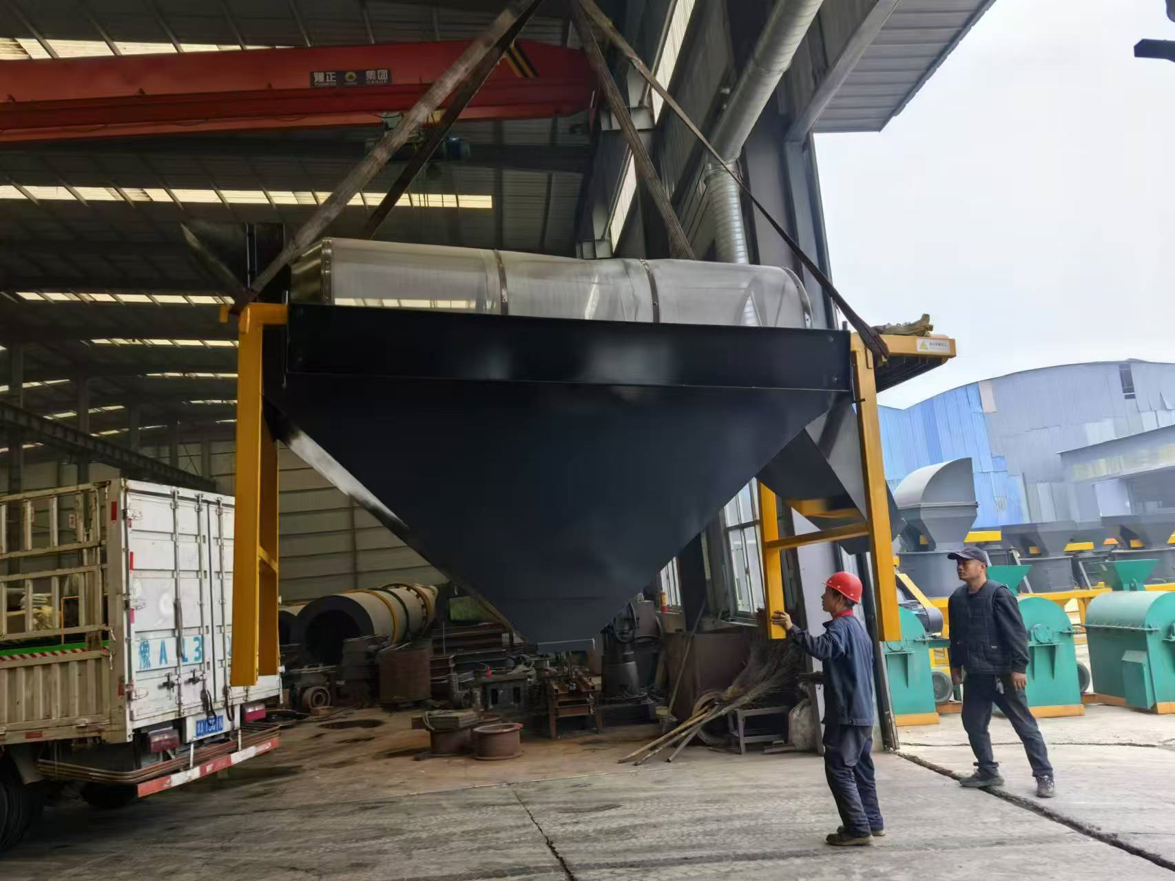 年產(chǎn)3萬鴨糞有機(jī)肥生產(chǎn)線發(fā)貨現(xiàn)場