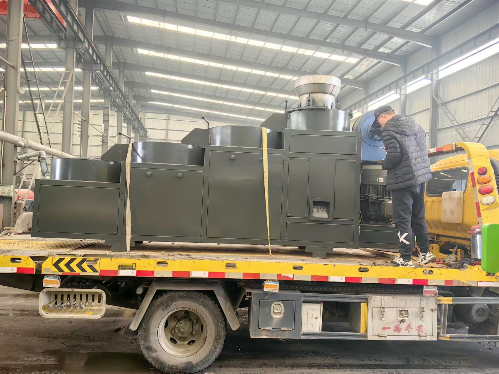 年產(chǎn)10萬牛糞有機肥生產(chǎn)線發(fā)貨現(xiàn)場