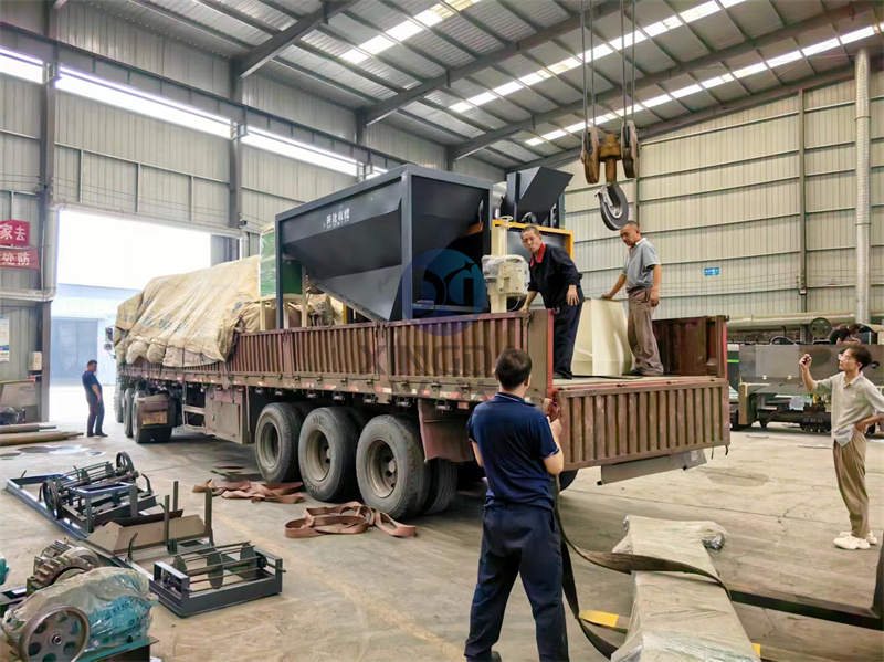 有機(jī)肥包裝機(jī)與有機(jī)肥篩分機(jī)發(fā)貨現(xiàn)場